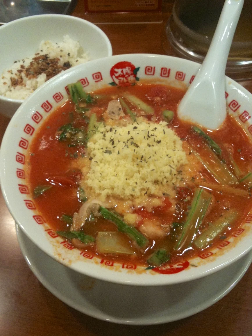 ラーメンの概念を覆す「太陽のトマト麺」