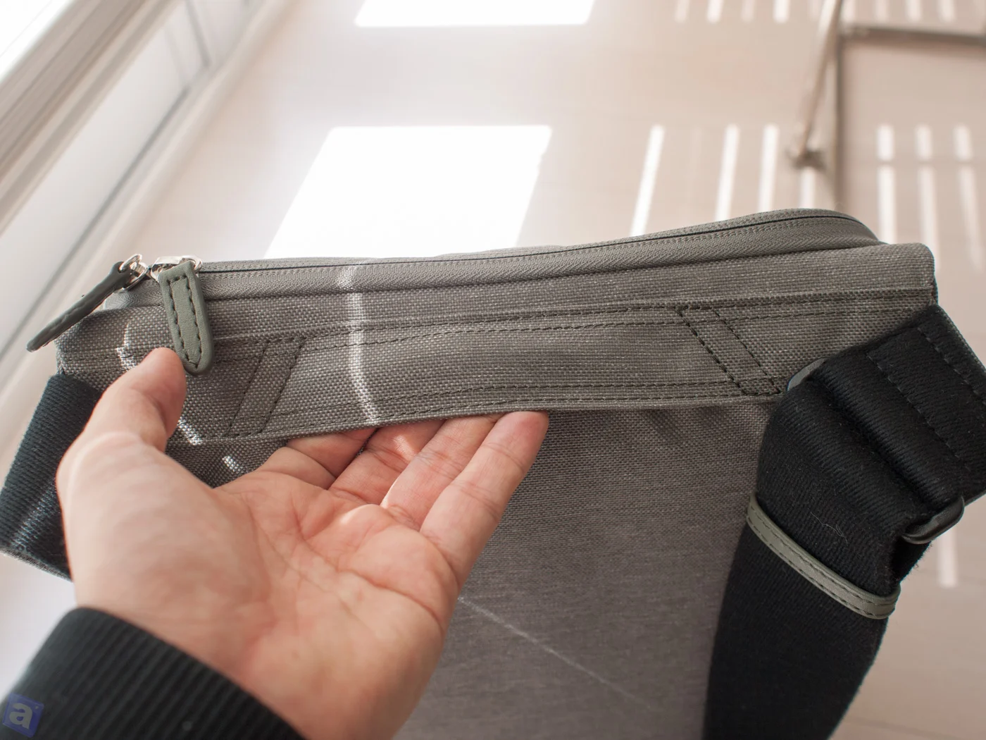 ちょっとした持ち運びに使える「取っ手」