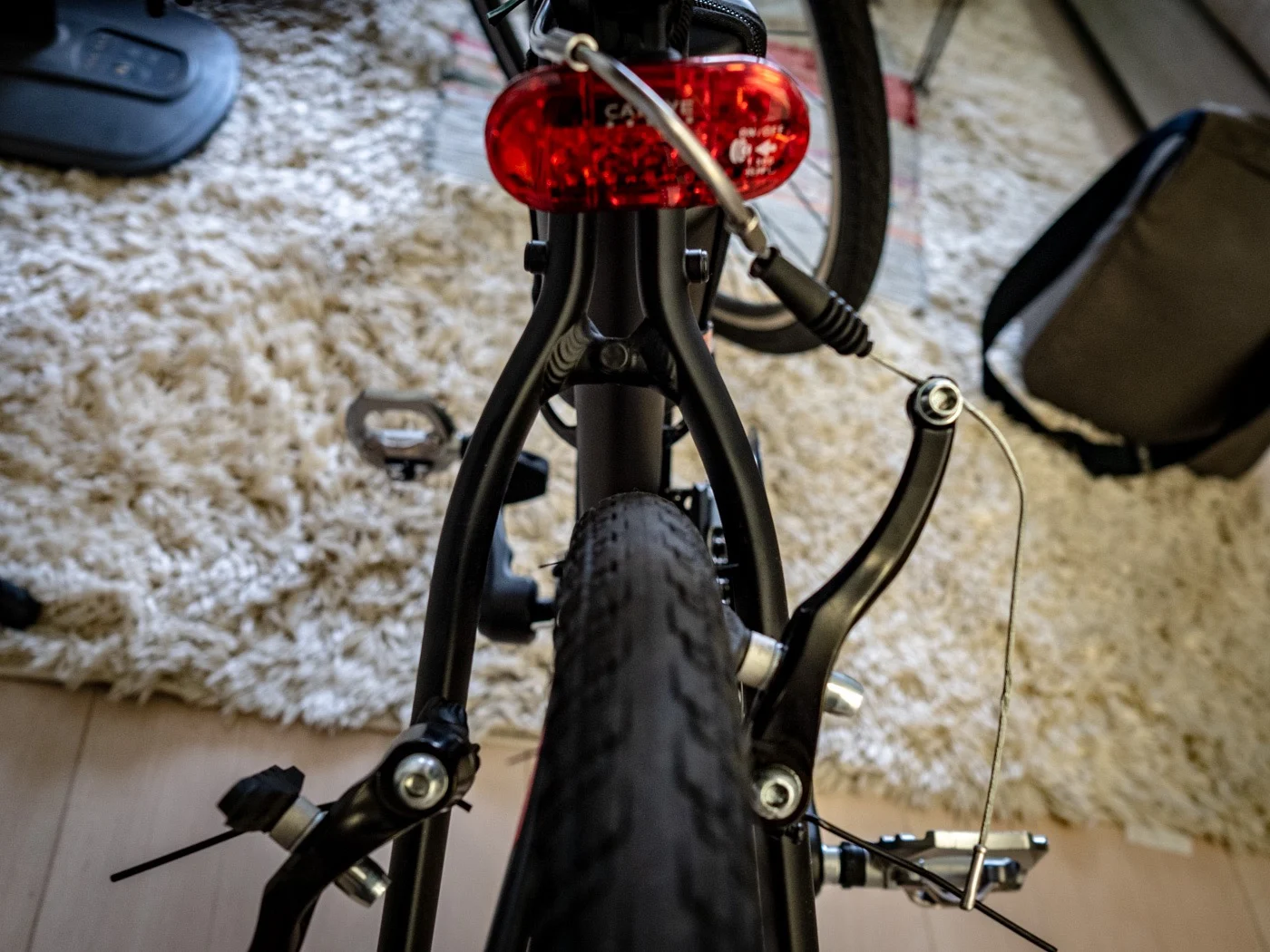 自転車の後輪が傾いていたのはタケノコバネの向きが間違っていただけ!