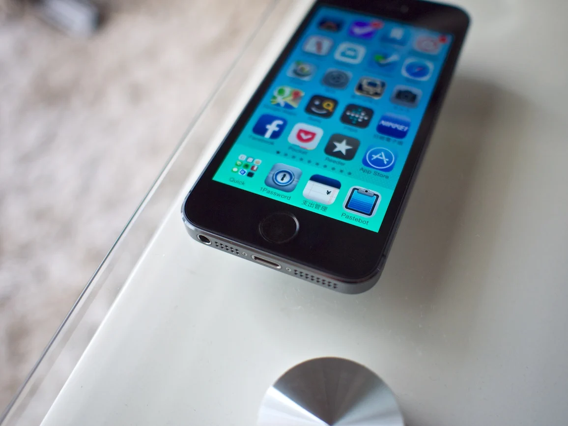 iPhone5sのスペースグレイにはホームボタンのシルバーリングがない!