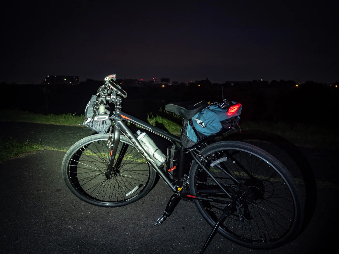 真っ暗な荒川サイクリングロード