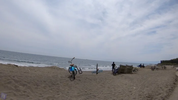 横のフックにボード乗せられる自転車初めて見た