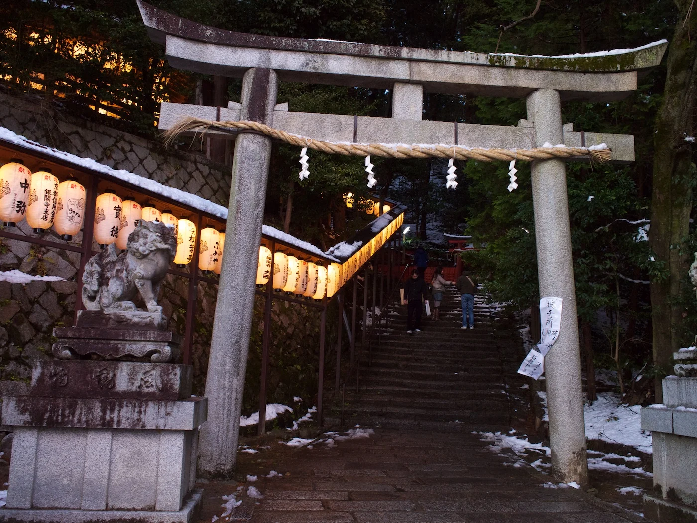 隣の神社に参拝