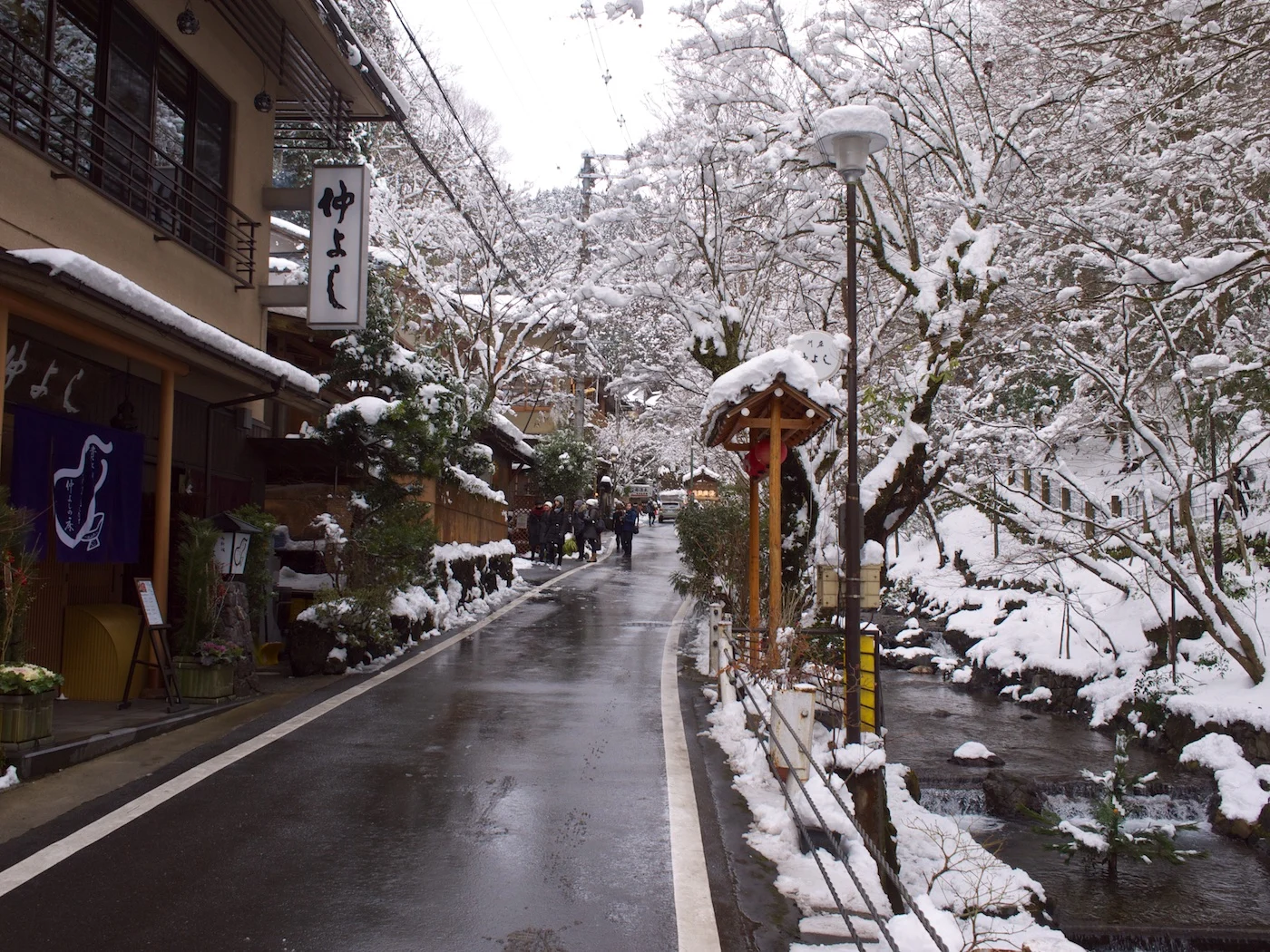 川沿いにお店