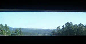 窓から見える阿蘇の景色